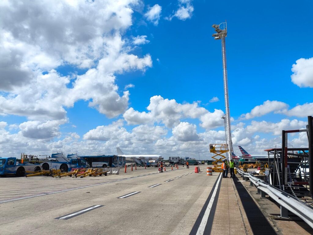 Plataforma operativa del aeropuerto durante intervención de columna con plataforma elevadora