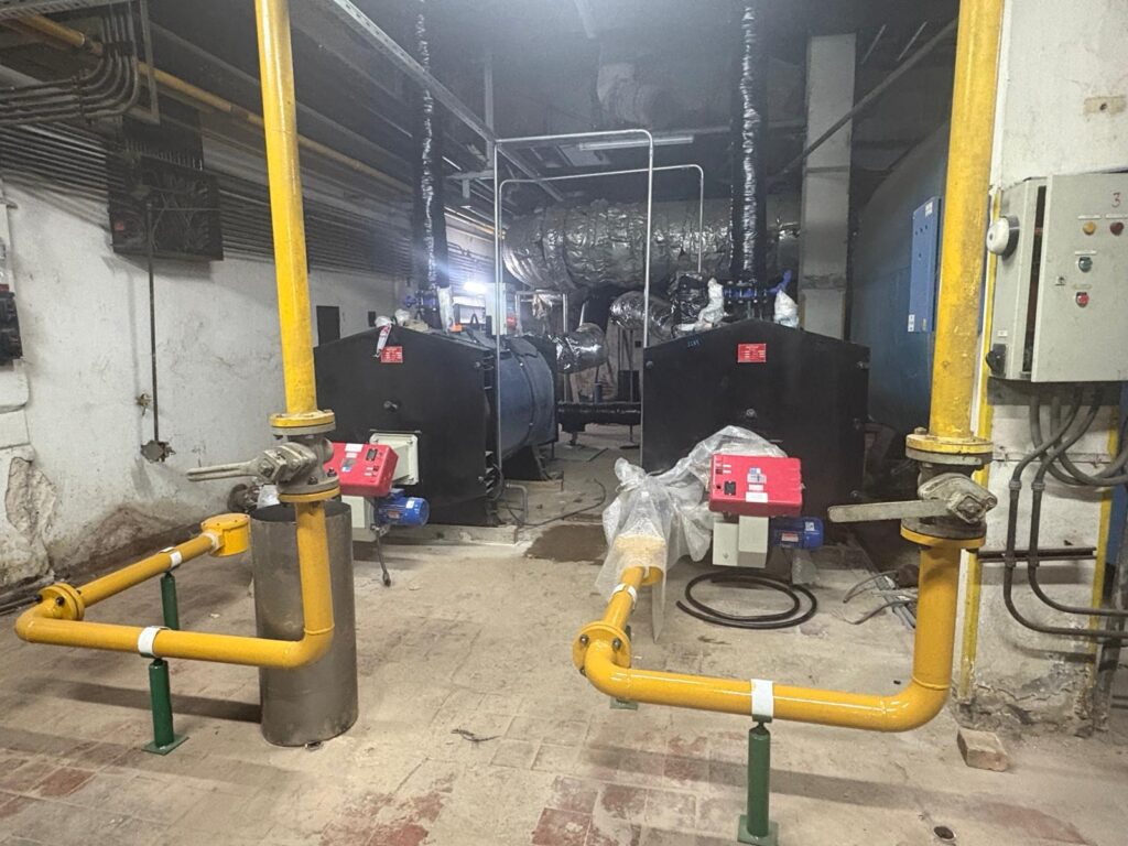 Sala de calderas terminada con cañería de gas, quemadores y tableros
